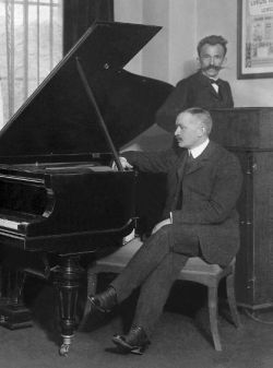 Ludwig Hupfeld (vorn) mit seinem Ingenieur Robert Frömsdorf am Aufnahme-Flügel, Foto ca. 1906 (privat)
